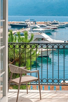 Lazure Hotel & Marina