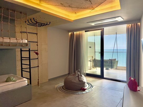 GRIFID Noa - Wohnbeispiel Familienzimmer Deluxe Meerblick (Zimmercodierung FDM)