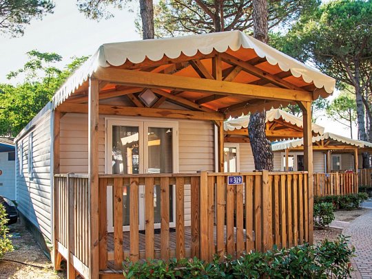 Camping Village Cavallino - Wohnbeispiel Mobilheim Baia Classic New (Zimmercodierung CB3)