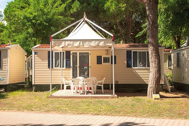 Camping Village Cavallino - Wohnbeispiel Mobilheim Blu Romantic (Zimmercodierung CB4)