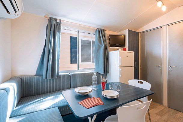 Camping Village Cavallino - Wohnbeispiel Mobilheim Blu Romantic (Zimmercodierung CB4)
