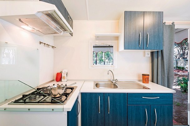 Camping Village Cavallino - Wohnbeispiel Mobilheim Blu Romantic (Zimmercodierung CB4)