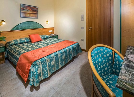 Bellevue - Wohnbeispiel Doppelzimmer Standard seitlicher Meerblick (Zimmercodierung DGN)