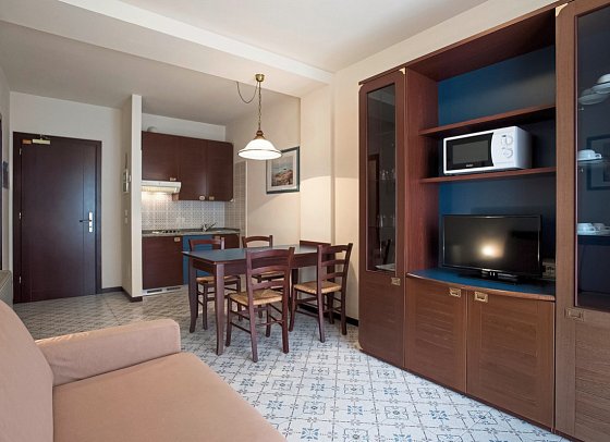 Aparthotel Holiday - Wohnbeispiel Classic Suite (Zimmercodierung AB1)