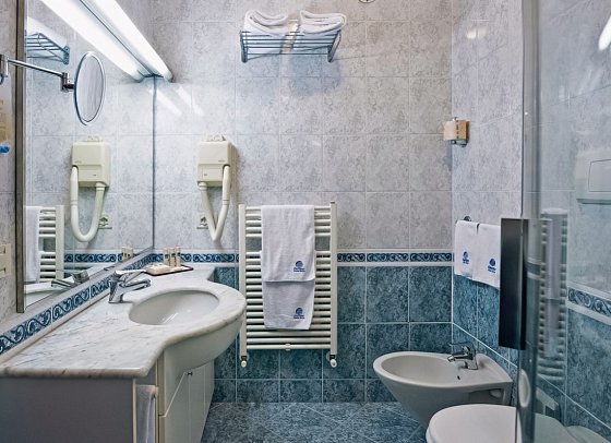 Aparthotel Holiday - Beispiel Bad (Zimmercodierung AB1)