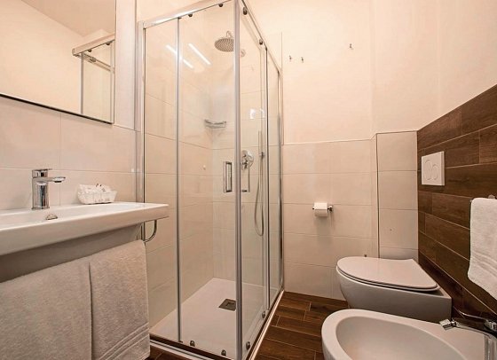 Imperial Palace - Beispiel Bad Doppelzimmer (Zimmercodierungen DB1 & DB2)