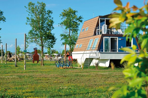 Marina Azzurra Resort - Wohnbeispiel Hausboot Garten (Zimmercodierungen OB3 & OX3)