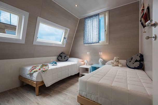 Marina Azzurra Resort - Wohnbeispiel Hausboot Garten (Zimmercodierungen OB3 & OX3)