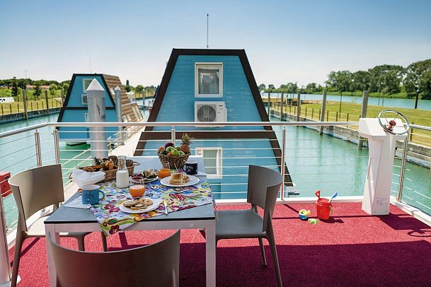 Marina Azzurra Resort - Wohnbeispiel Hausboot Lagoon (Zimmercodierungen OB2 & OX2)