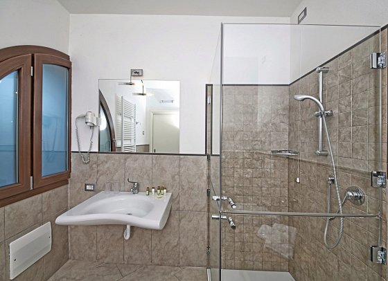 Relais San Rocco - Wohnbeispiel Suite Olivenhainblick und Terrasse (Zimmercodierung SB1)