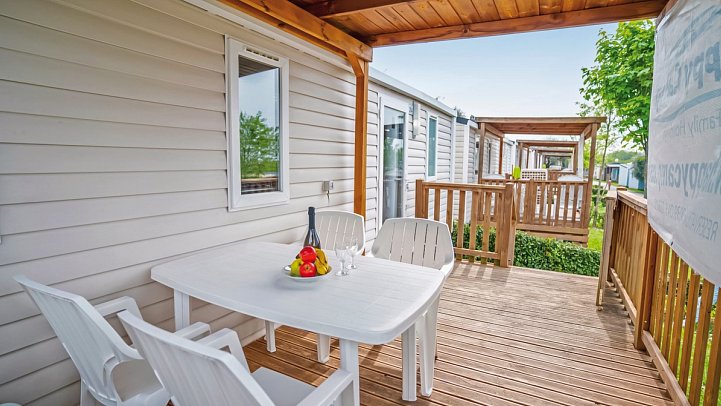 Camping Village Butterfly (by Happy Camp) - Wohnbeispiel Mobilheim Happy Premium (Zimmercodierung CM1)