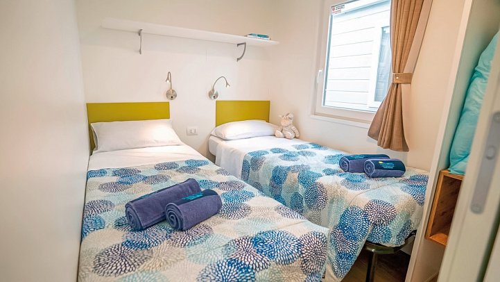 Camping Cisano & San Vito (by Happy Camp) - Wohnbeispiel Mobilheim Happy Superior (Zimmercodierung CS1)