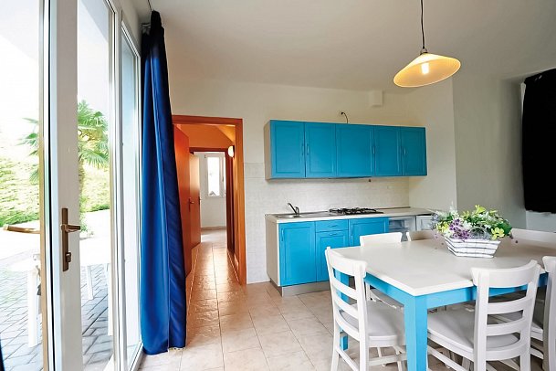 Camping Village Bella Italia - Wohnbeispiel 2-Zimmer-Appartement Ortensia (Zimmercodierung AB3)