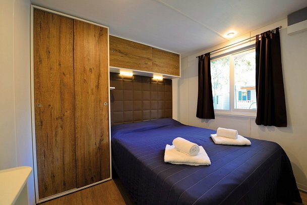Camping Village Bella Italia - Wohnbeispiel Mobilheim Girasole Suite (Zimmercodierung PB1)
