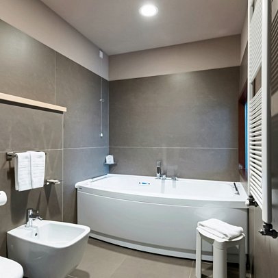 Aqualux Suite & Terme - Badezimmerbeispiel (Zimmercodierung WB1)