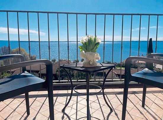 AHG Riva del Sole - Beispiel Balkon Doppelzimmer Superior Seeblick