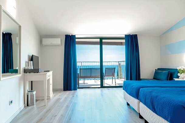 AHG Riva del Sole - Wohnbeispiel Doppelzimmer Panoramic Seeblick (Zimmercodierung DB2)