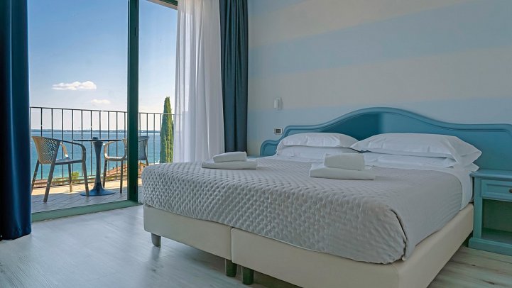 AHG Riva del Sole - Wohnbeispiel Doppelzimmer Superior Seeblick (Zimmercodierungen DB1, DB2 & DSI)