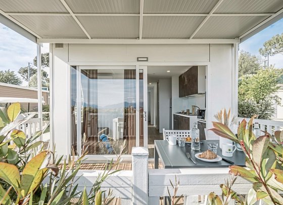 Sentido Lago di Garda Premium Village - Wohnbeispiel Camp Lodge Deluxe Lakeside (Zimmercodierung CD1)
