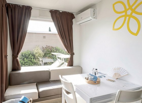 Sentido Lago di Garda Premium Village - Wohnbeispiel Camp Lodge Deluxe Lakeside (Zimmercodierung CD1)