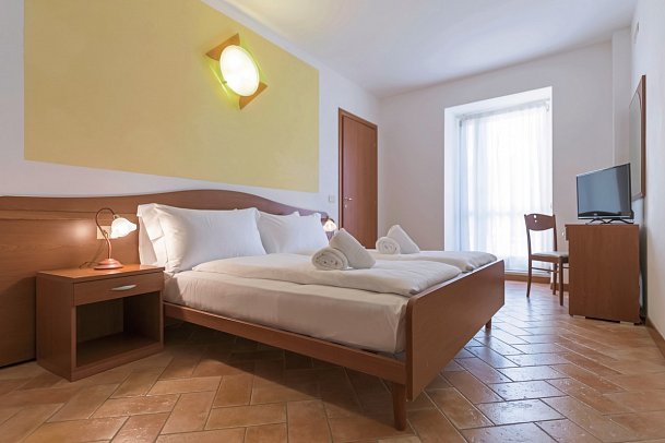 Antico Monastero - Wohnbeispiel Doppelzimmer mit Balkon (Zimmercodierung DB1)