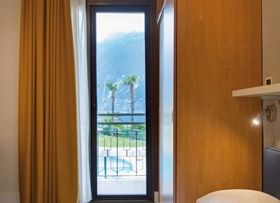 Hotel Royal Village - Wohnbeispiel Doppelzimmer Standard seitlicher Seeblick (Zimmercodierung DB1)