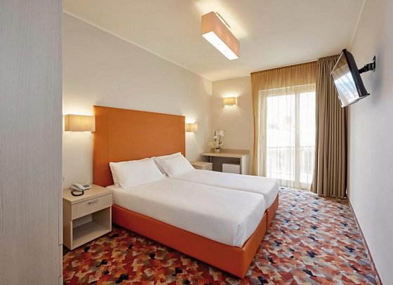 Hotel Royal Village - Wohnbeispiel Doppelzimmer Superior Villa Lucia seitl. Seeblick (Zimmercodierung DS1)