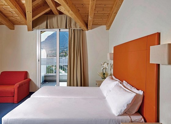 Hotel Royal Village - Wohnbeispiel Doppelzimmer Superior Villa Lucia seitl. Seeblick (Zimmercodierung DS1)