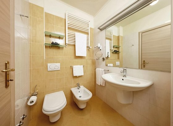 Hotel Royal Village - Wohnbeispiel Doppelzimmer Superior Villa Lucia seitl. Seeblick (Zimmercodierung DS1)