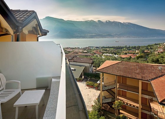 Hotel Royal Village - Wohnbeispiel Doppelzimmer Superior Villa Lucia seitl. Seeblick (Zimmercodierung DS1)