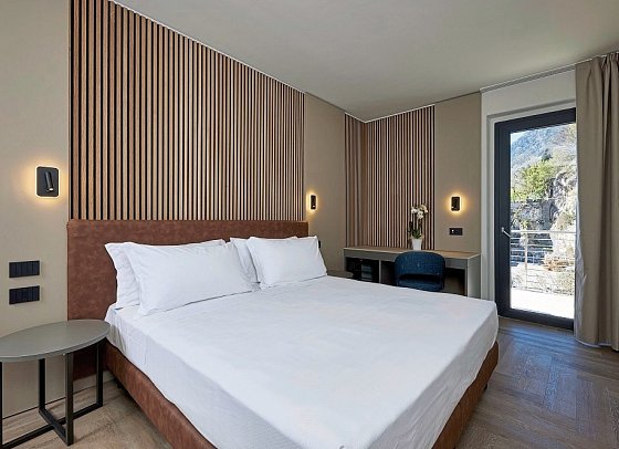 Hotel Royal Village - Wohnbeispiel Doppelzimmer Superior Villa Calmetta mit Seeblick (Zimmercodierung DS3)