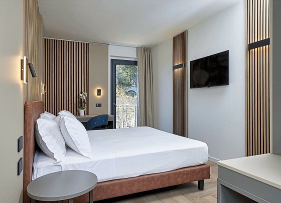 Hotel Royal Village - Wohnbeispiel Doppelzimmer Superior Villa Calmetta mit Seeblick (Zimmercodierung DS3)