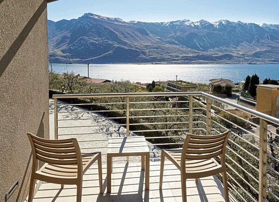 Hotel Royal Village - Wohnbeispiel Doppelzimmer Superior Villa Calmetta mit Seeblick (Zimmercodierung DS3)
