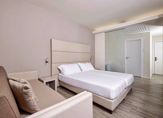 Hotel Royal Village - Wohnbeispiel Doppelzimmer Superior Villa Blumen Seeblick (Zimmercodierung DS2)
