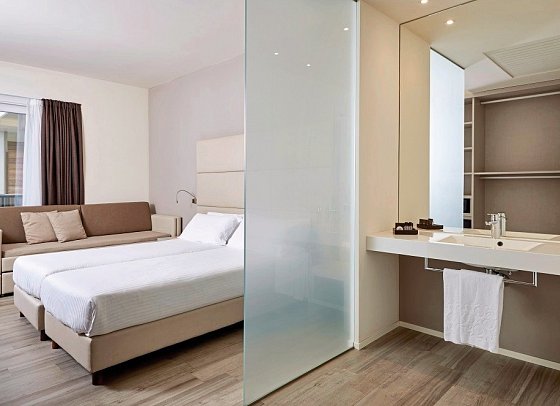 Hotel Royal Village - Wohnbeispiel Doppelzimmer Superior Villa Blumen Seeblick (Zimmercodierung DS2)