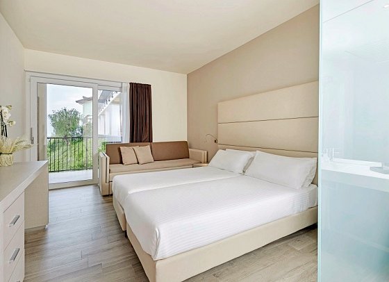 Hotel Royal Village - Wohnbeispiel Doppelzimmer Superior Villa Blumen Seeblick (Zimmercodierung DS2)