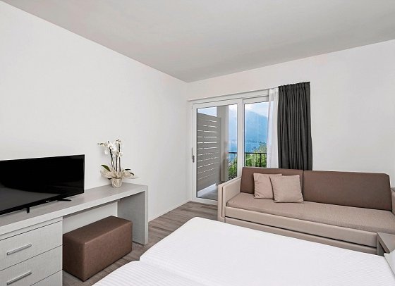 Hotel Royal Village - Wohnbeispiel Doppelzimmer Superior Villa Blumen Seeblick (Zimmercodierung DS2)