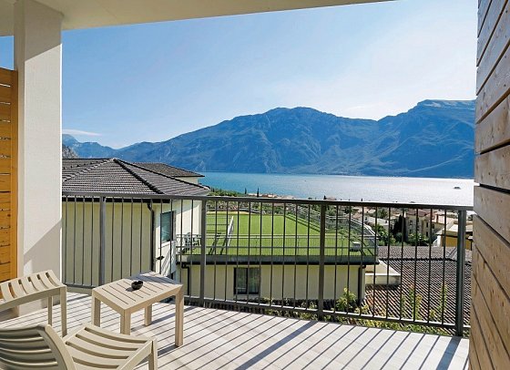 Hotel Royal Village - Wohnbeispiel Doppelzimmer Superior Villa Blumen Seeblick (Zimmercodierung DS2)