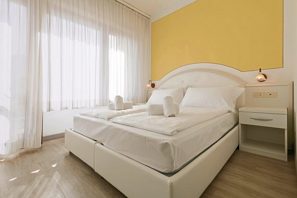 Garda Bellevue - Wohnbeispiel Doppelzimmer Seeblick (Zimmercodierung DBI)