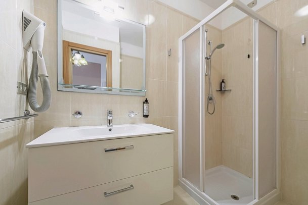 Garda Bellevue - Wohnbeispiel Doppelzimmer Seeblick (Zimmercodierung DBI)