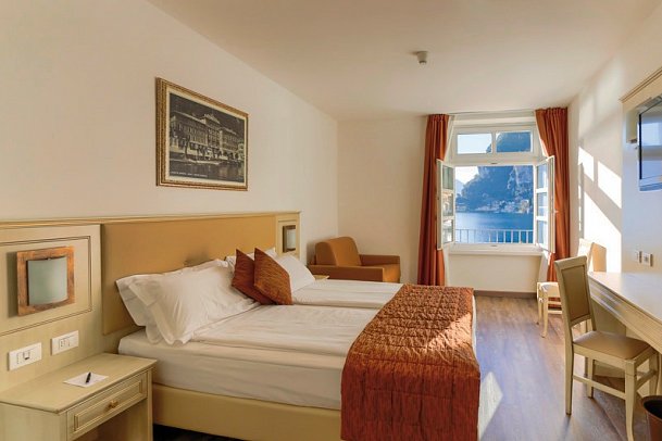 Sole Relax & Panorama - Wohnbeispiel Doppelzimmer mit seitl. Seeblick (Zimmercodierung DB2)