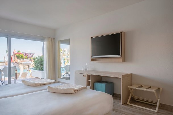 Iberostar Waves Royal Andalus - Wohnbeispiel Familienzimmer seitlicher Meerblick (Zimmercodierungen F1N & F2N)