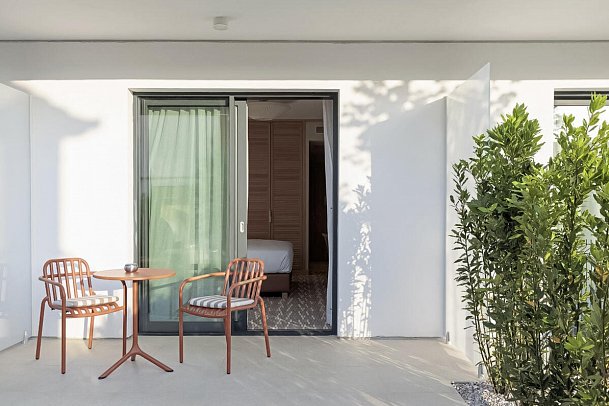 Hotel Preko Ugljan Island, Curio Collection by Hilton - Beispiel Terrasse Doppelzimmer Gartenblick (Zimmercodierung D1G)