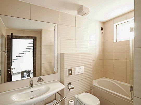 Zaton Holiday Resort - Beispiel Bad Apt.2 Schlafzimmer Komfort für 6 Pers. (Zimmercodierung OF2)
