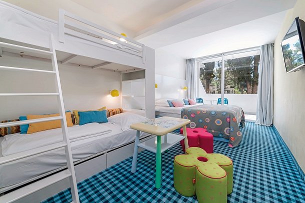 Amadria Park Kids Hotel Andrija - Wohnbeispiel Familienzimmer Parkseite Balkon (Zimmercodierung FB2)