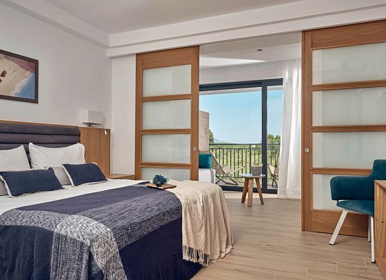 Cavo Orient Beach Hotel - Wohnbeispiel Suite Deluxe Meerblick (Zimmercodierung WDM)