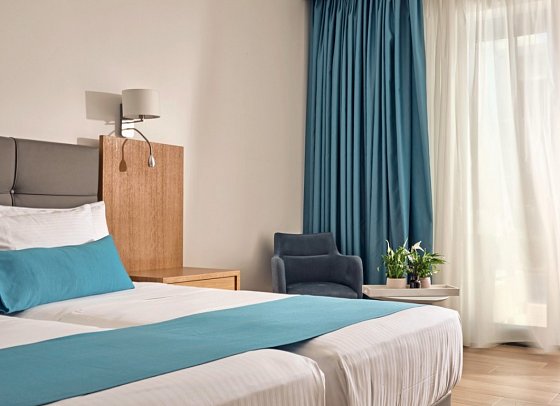 Cavo Orient Beach Hotel - Wohnbeispiel Juniorsuite Swim Up (Zimmercodierung J1Q)