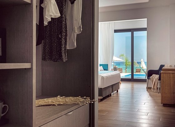 Cavo Orient Beach Hotel - Wohnbeispiel Seaside Suite mit Private Pool (Zimmercodierung W1R)