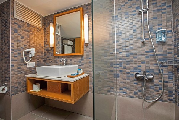 Pine Bay Holiday Resort - Beispiel Bad Club Zimmer (Zimmercodierungen JL1 & FL1)