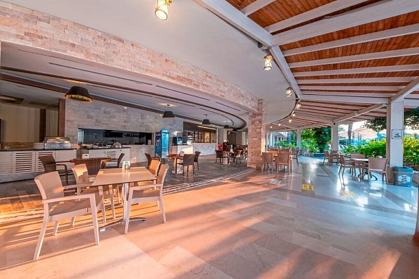 LRS Lake & River Side Hotel & Spa